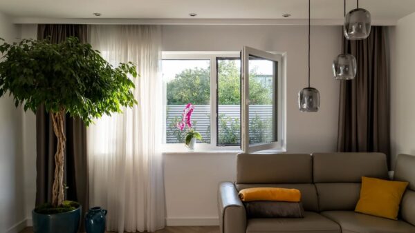 ferestre-600x338 Ferestre ideale pentru apartamente sau case mici: ce alegi când fiecare centimetru contează