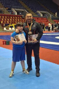5fa78de3-b0c8-4fc2-a04f-3996a4c77bc5-199x300 Club Sportiv Rizea Wushu - Campioni și Galerie foto
