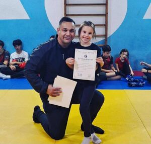 e71b8f46-0d5a-47ef-b019-40c936935540-300x286 Club Sportiv Rizea Wushu - Campioni și Galerie foto
