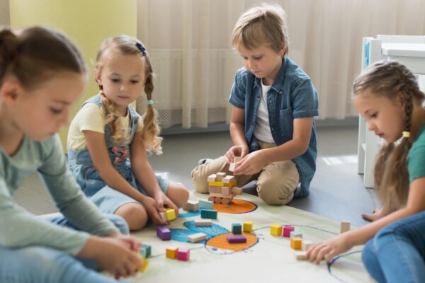 front-view-children-playing-together-kindergarten-600x400 Cum alegi grădinița din sectorul 1 potrivită pentru copilul tău?