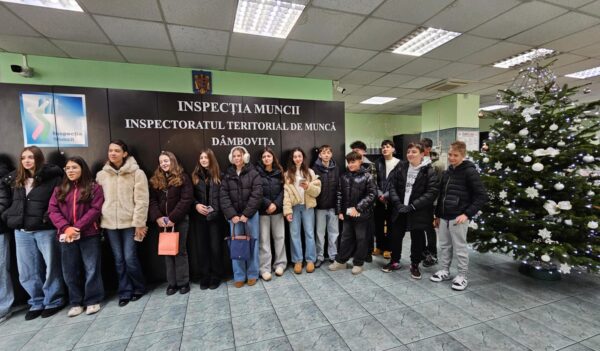 colindatorii-600x351 Bucuria colindelor a ajuns astăzi la Inspectoratul Teritorial de Muncă Dâmbovița
