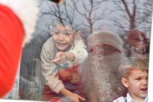 mos-craciun-racari-300x200 Moș Crăciun a adus magia sărbătorilor în unitățile de învățământ din Răcari și Ghergani