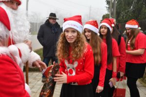 racari-300x200 Moș Crăciun a adus magia sărbătorilor în unitățile de învățământ din Răcari și Ghergani