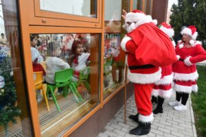 racari2-300x200 Moș Crăciun a adus magia sărbătorilor în unitățile de învățământ din Răcari și Ghergani