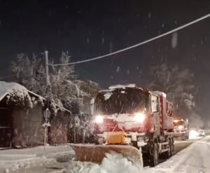 1000141290-300x247 Mobilizare pe timp de ninsoare în Târgoviște: intervenții continue pentru menținerea circulației