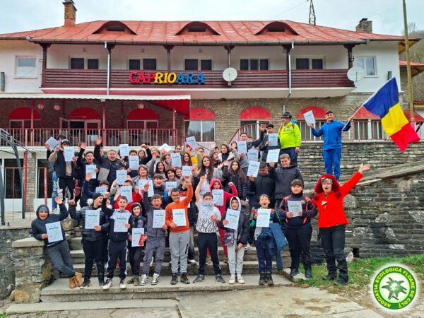 Diapozitiv106-600x450 140 de elevi și profesori au plecat în drumeție în Munții Bucegi cu Asociația Ecologică Floare de Colț