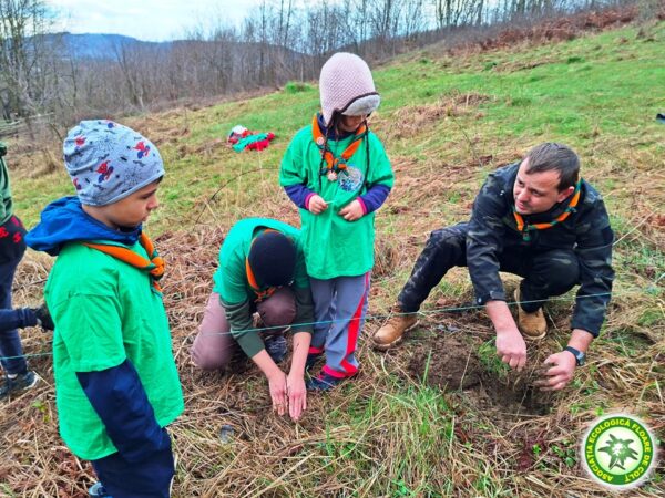 Diapozitiv225-600x450 140 de elevi și profesori au plecat în drumeție în Munții Bucegi cu Asociația Ecologică Floare de Colț