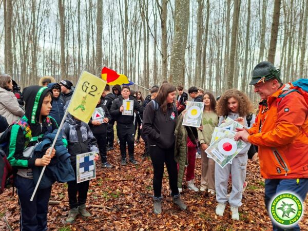 Diapozitiv74-600x450 140 de elevi și profesori au plecat în drumeție în Munții Bucegi cu Asociația Ecologică Floare de Colț